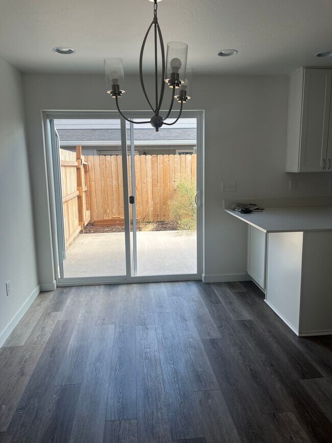 Building Photo - 2 Bedroom 1.5 Bath Townhouse