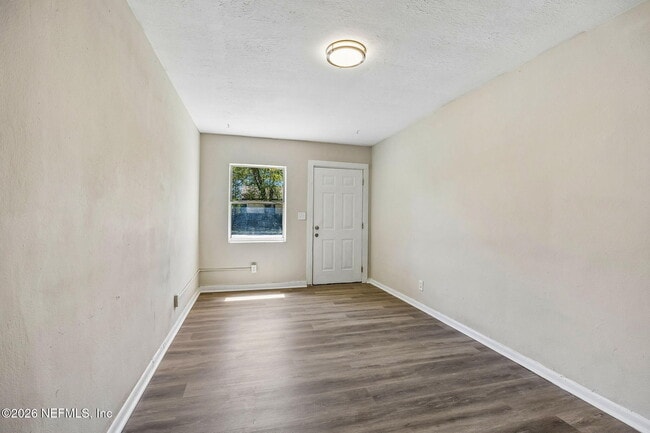 Building Photo - 1627 E 9th St