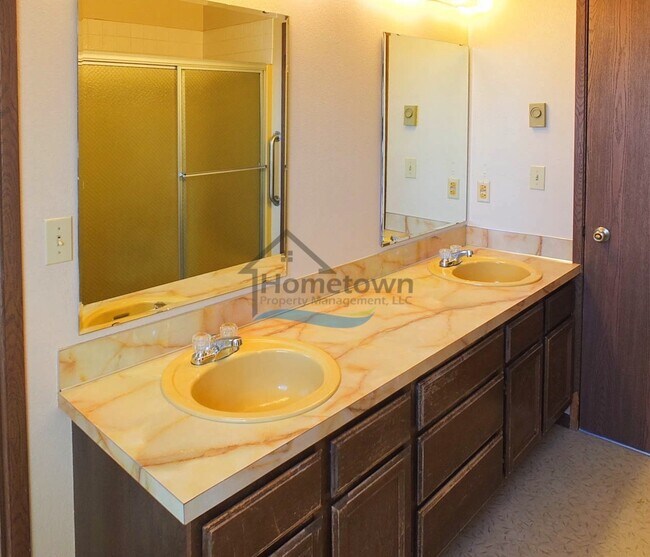 Building Photo - Spacious 4 Bedroom Home with Fenced Backyard & Garage