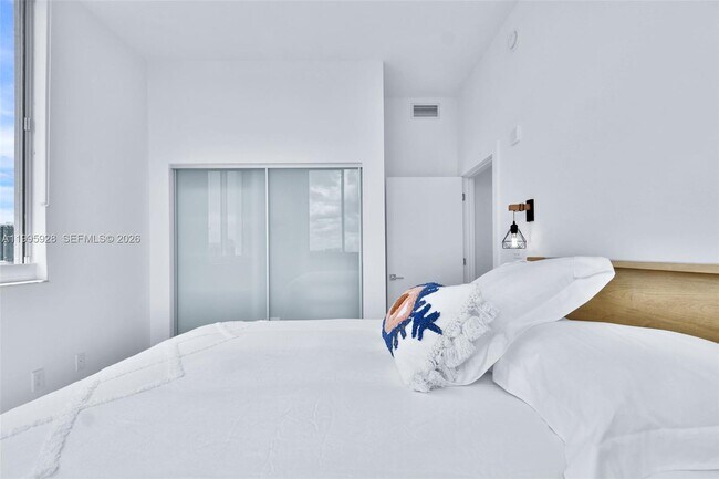 Building Photo - 18800 NE 29th Ave