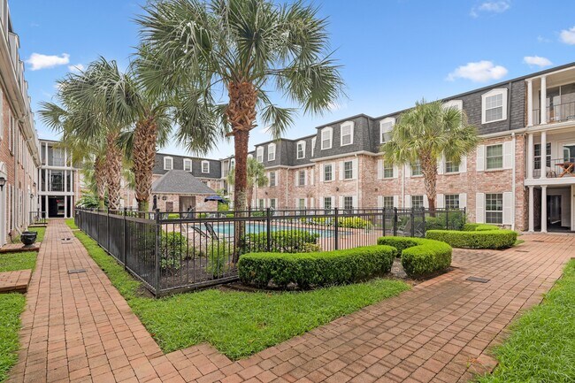 Building Photo - 355 N Post Oak Ln