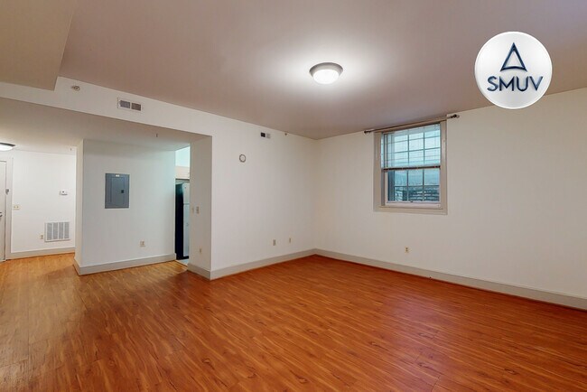Building Photo - 12 E Chase St
