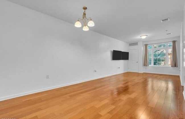 Building Photo - Elizabeth