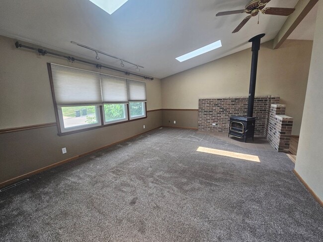 Building Photo - 3 bedroom 2 bath with additional lower lev...