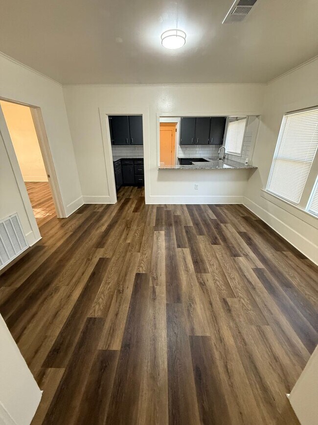 Building Photo - HOUSE:  3 Bed, 1 bath, Large Yard, Newly R...
