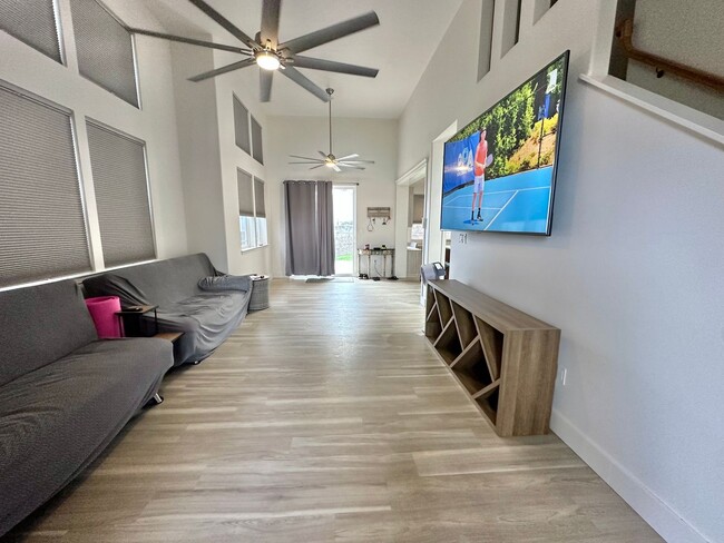 Building Photo - Modern & Custom 3 Bedroom / 2.5 Bathroom H...