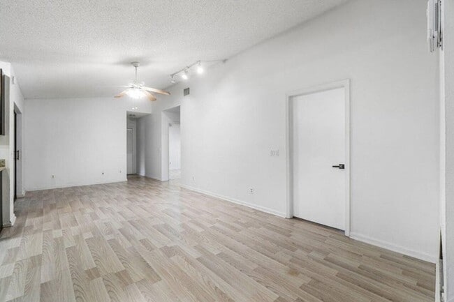 Building Photo - 190 Parkwood Dr S