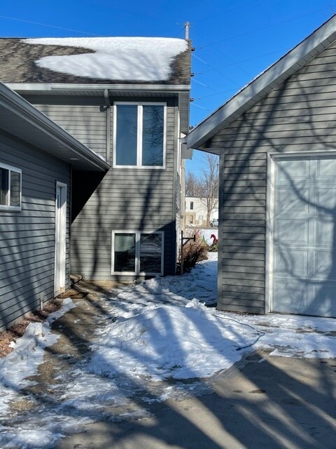 Building Photo - 413 Lilac Ln