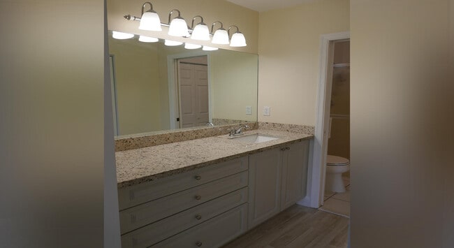 Building Photo - 9861 Three Lakes Cir