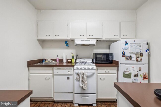 Building Photo - 604 S Washington Square