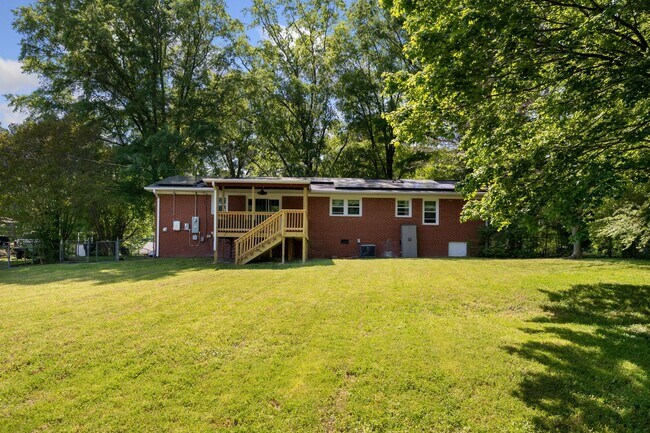 Building Photo - Cozy 3Bed/2Bath with plenty of natural light located in Durham! Enormous backyard is a must see!!