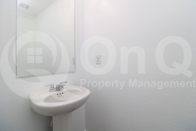 Building Photo - 822 N Navajo Ln