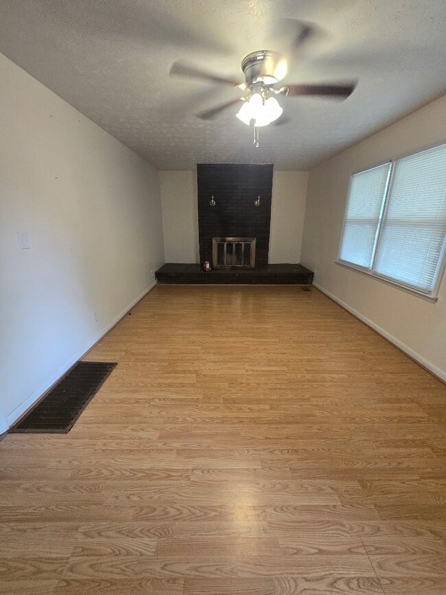 Building Photo - 2110 Hinton Dr