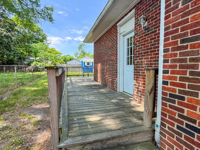 Building Photo - 812 Colonial Ave