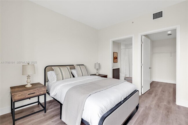 Building Photo - 3701 N Dixie Hwy