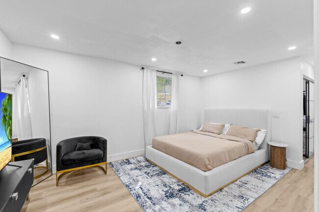 Building Photo - 715 Kaye St