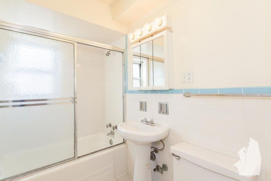 Building Photo - 6401 N Sheridan Rd