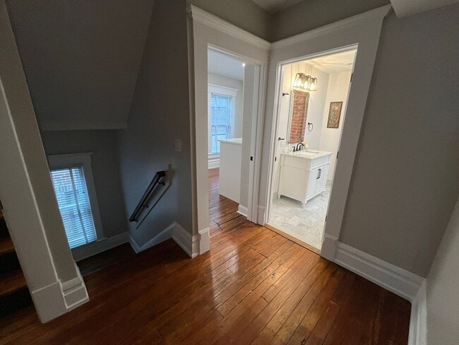 Building Photo - Dennison Ave 866-868 CR