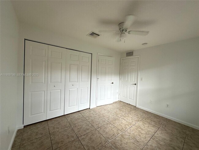 Building Photo - 1045 NE 10th Ave