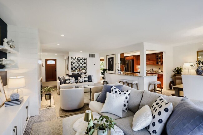 Building Photo - Lake Villas Condominiums ~ Redmond