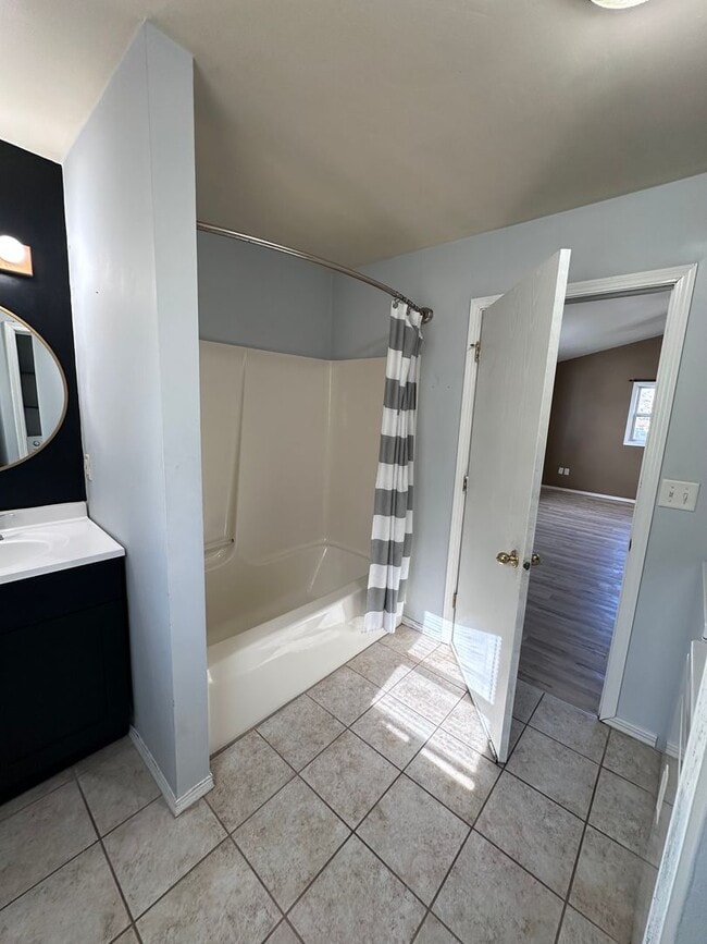 Building Photo - UPDATED 3 BR/1 BATH CENTRALLY LOCATED IN GREEN BAY