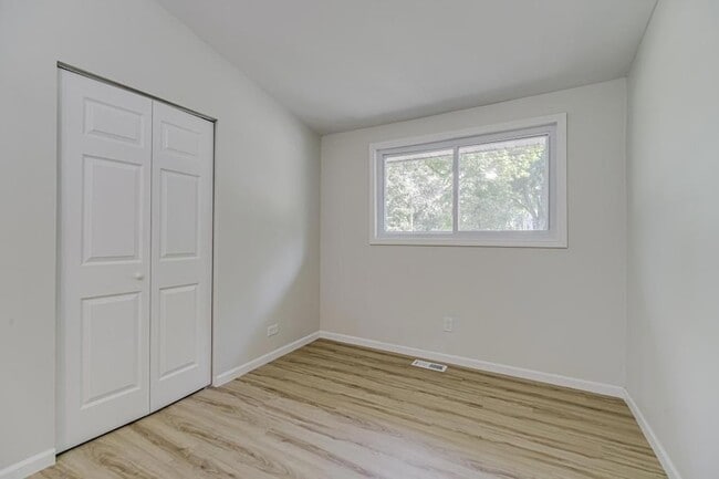 Building Photo - 835 Niagara Ln N