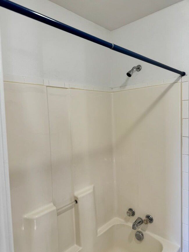 Building Photo - 2114 E 11th St