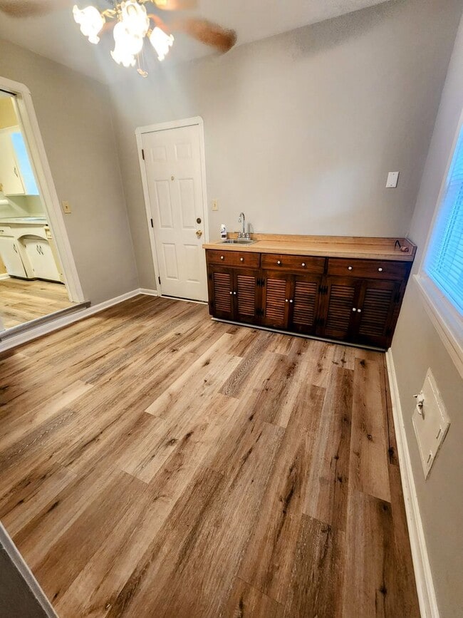 Building Photo - Charming 2-Bedroom Home in Fairview Park