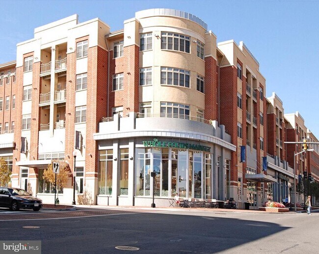 Building Photo - 811 N Columbus St