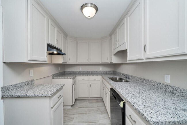 Building Photo - Newly Renovated Home is Graysville- Appliances Included!