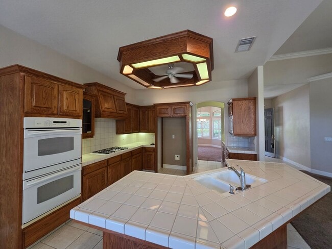 Building Photo - Beautiful & Spacious home!