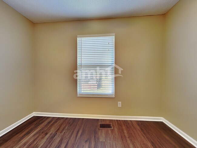 Building Photo - 18 Robin Way