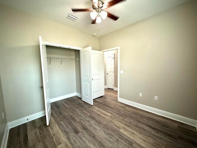 Building Photo - 399 Pin Oak Loop