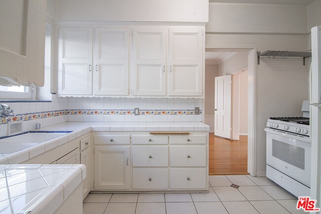 Building Photo - 1215 S Alfred St