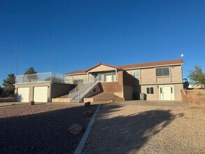 Building Photo - Quiet neighborhood, 3 bedroom, 2 bath home...