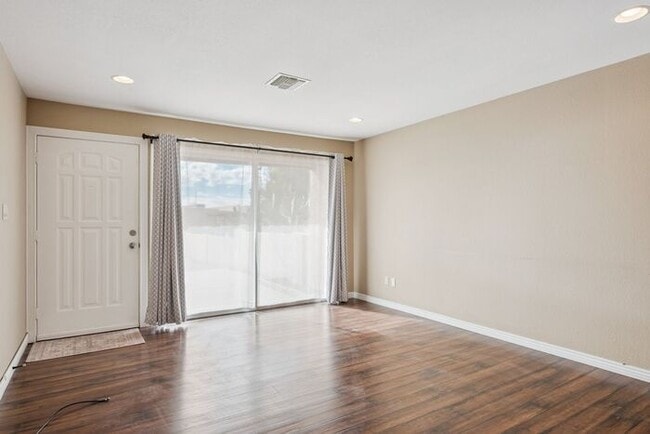 Building Photo - Cozy 2-bedroom, 1.5-bath townhome