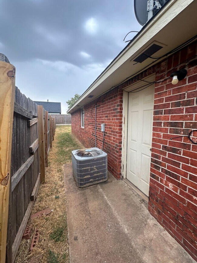Building Photo - 2504 Thomas Dr