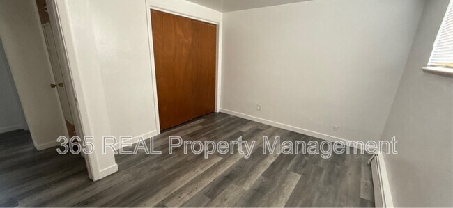 Building Photo - 2442 W 11th St
