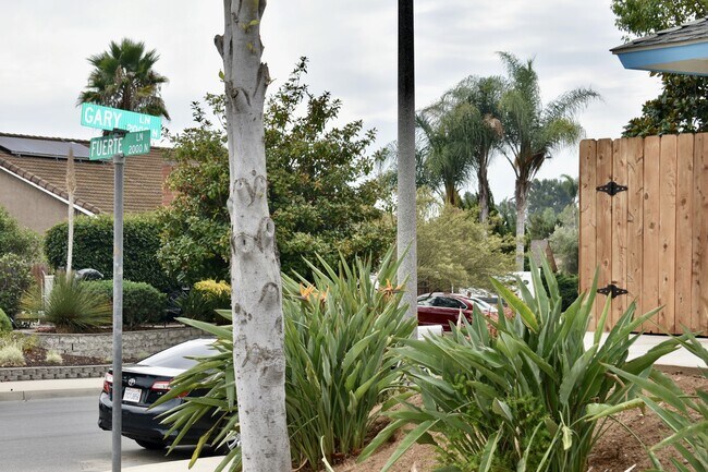 Building Photo - 2027 Fuerte Ln
