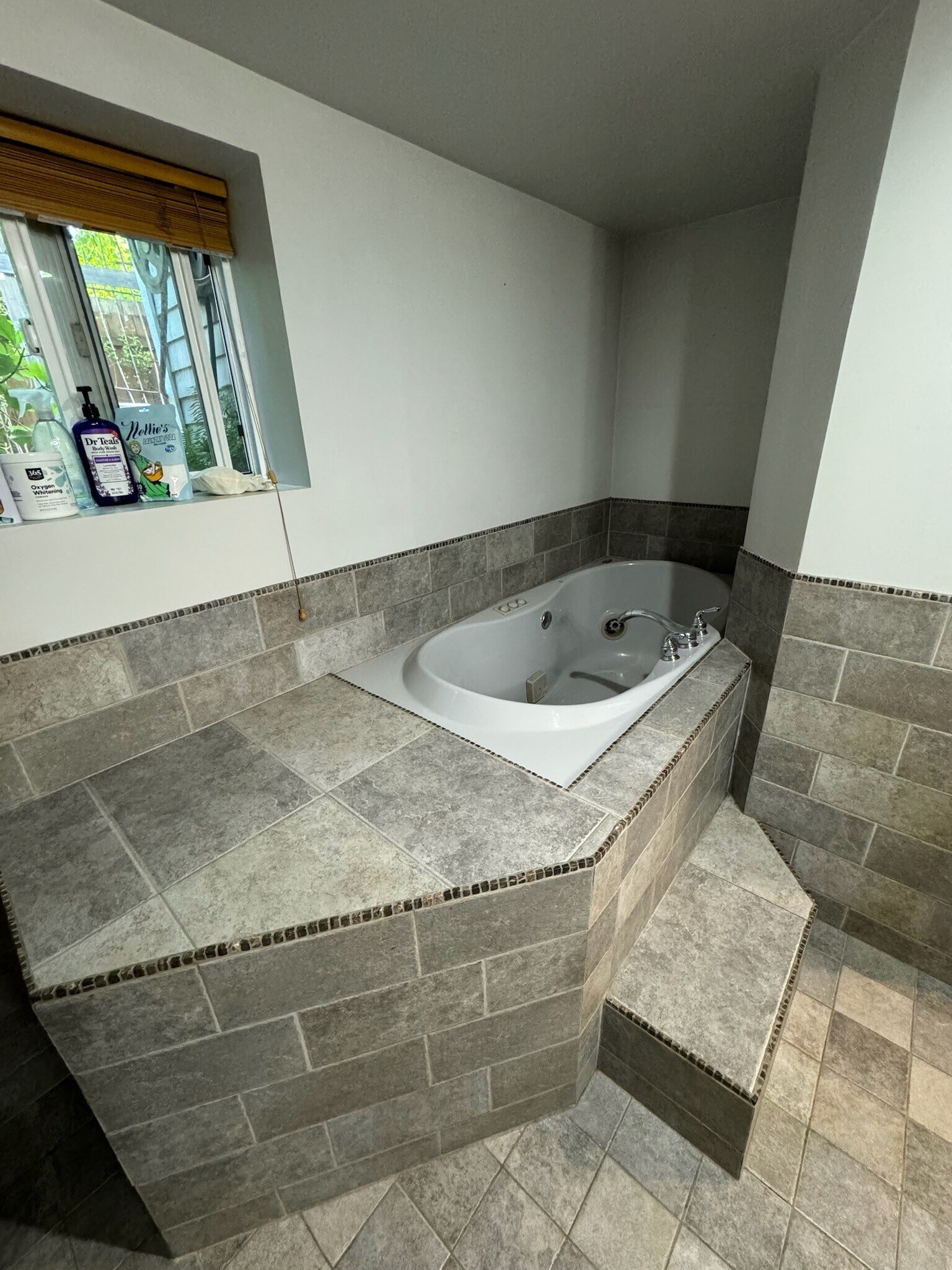 Building Photo - 634 NE 28th Ave