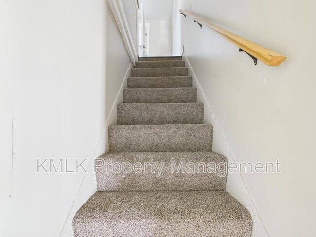 Building Photo - 428 Allyn St