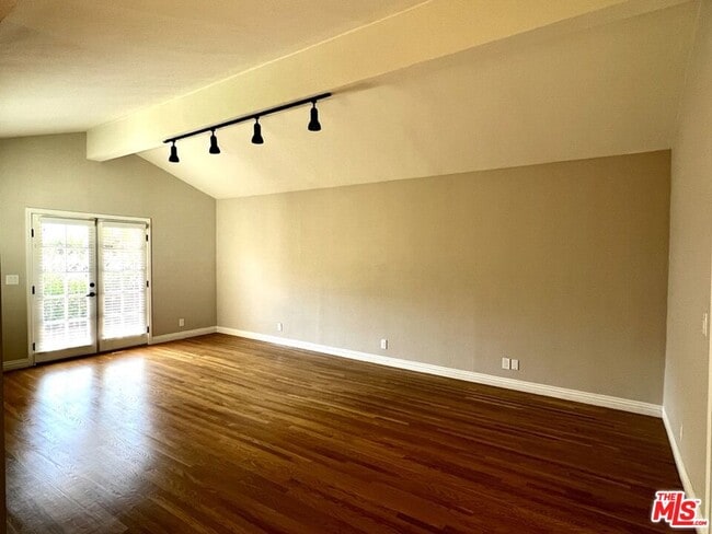 Building Photo - 401 Kings Rd