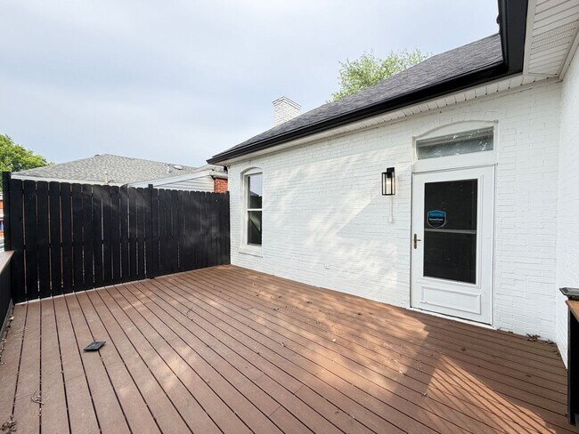 Building Photo - Huge 4 Bed and 2.5 Bath Home!