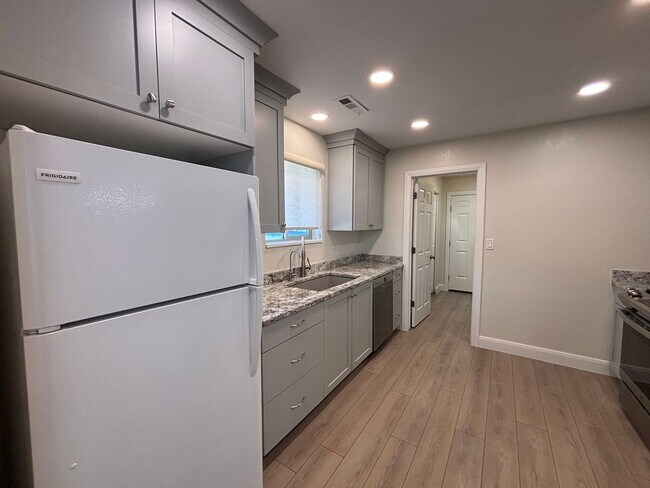 Building Photo - SPACIOUS REMODELED HOME FOR RENT!