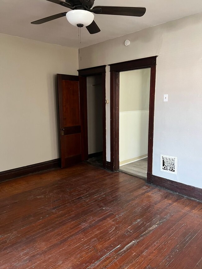 Building Photo - Charming 2nd Floor, 1 bd with new bath. Be...