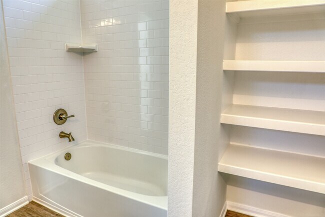 Building Photo - 410 Magnolia Ln