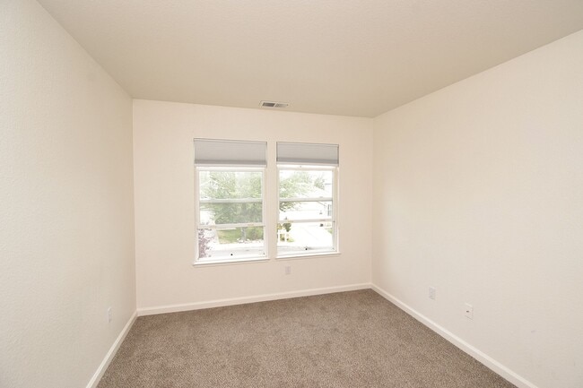 Building Photo - Caughlin Ranch Beauty Clean and Comfortabl...
