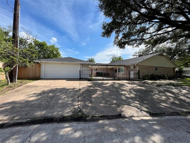Building Photo - 3 Bedroom Home for Rent in Houston 77096 | Updated Home with Large Backyard