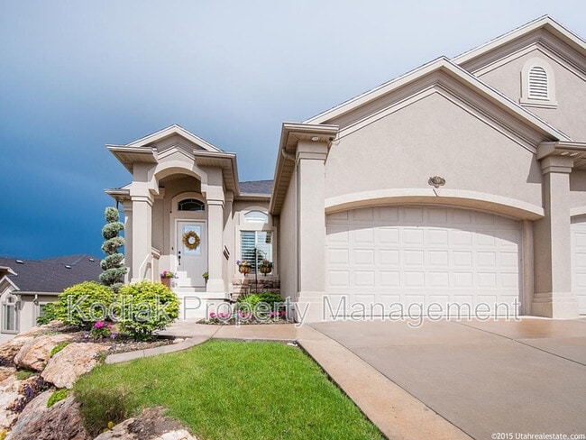 Building Photo - 637 Edgewood Dr