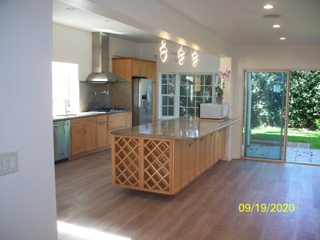 Building Photo - 7339 W 91st St